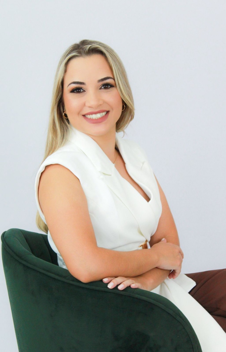 Bruna Fernanda Montalvão da Silva sentada em poltrona verde
